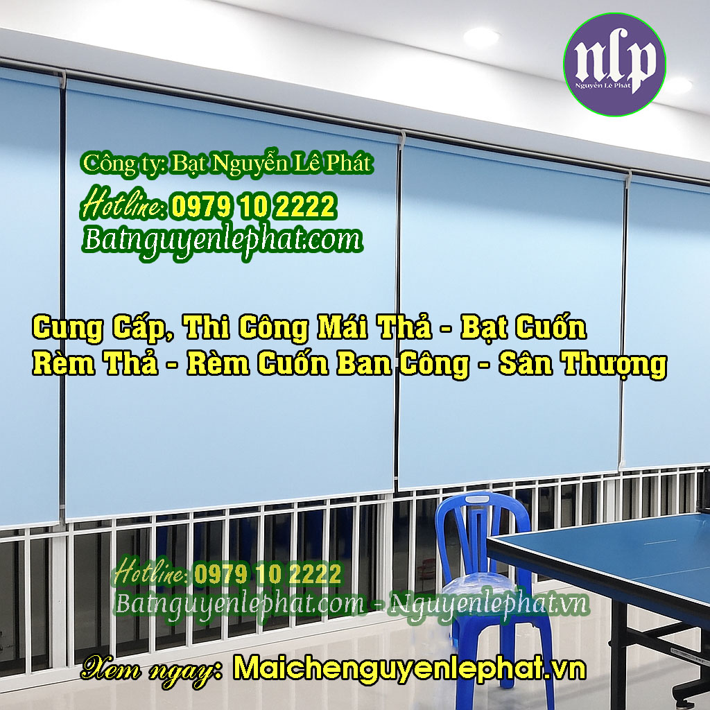 Một ban công chung cư tại Quận 2 lắp đặt bạt tự cuốn màu ghi xám sang trọng, view nhìn ra sông Sài Gòn